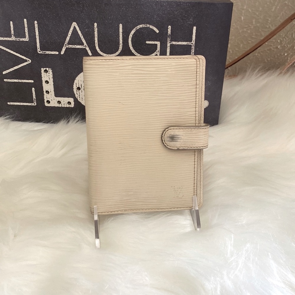 🌸Authentic Louis Vuitton Ivory white Epi Leather Agenda / Wallet